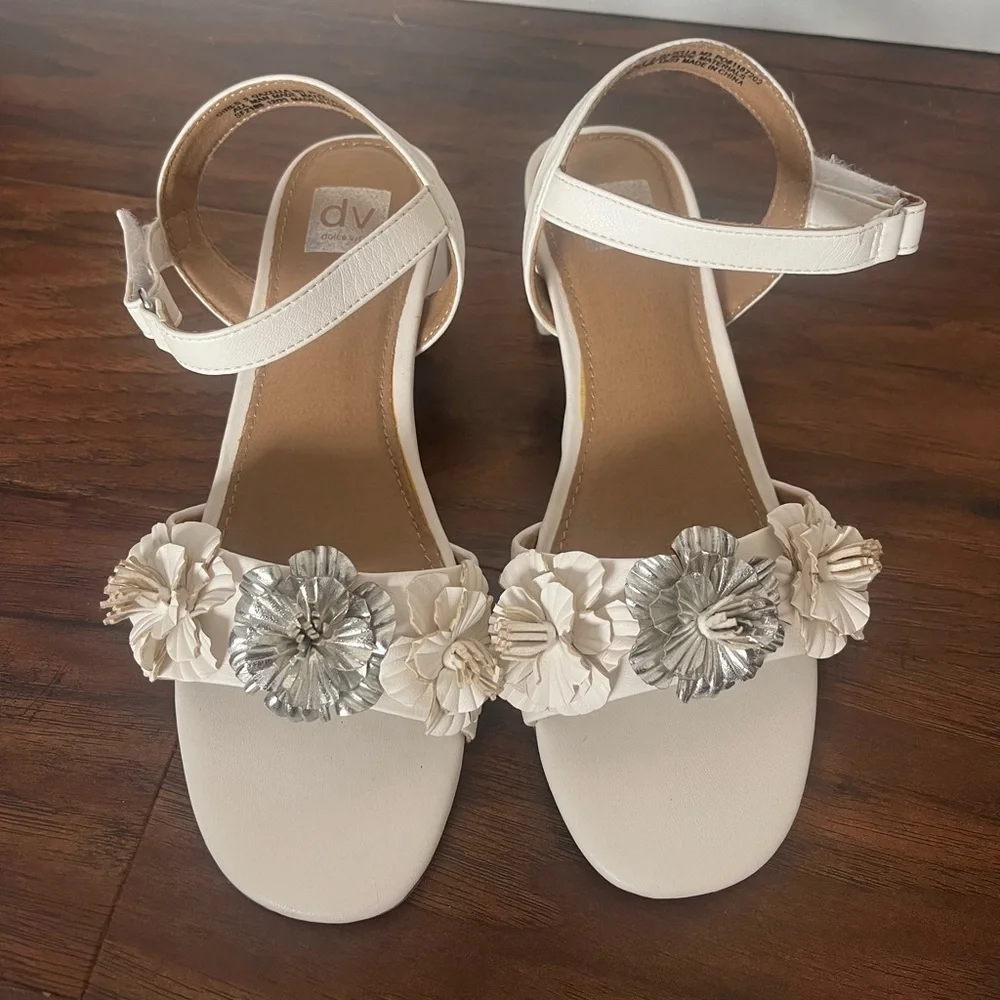 NWOT DV by Dolce Vita Girls White and Silver Flower Ankle Strap Sandals-Size 3